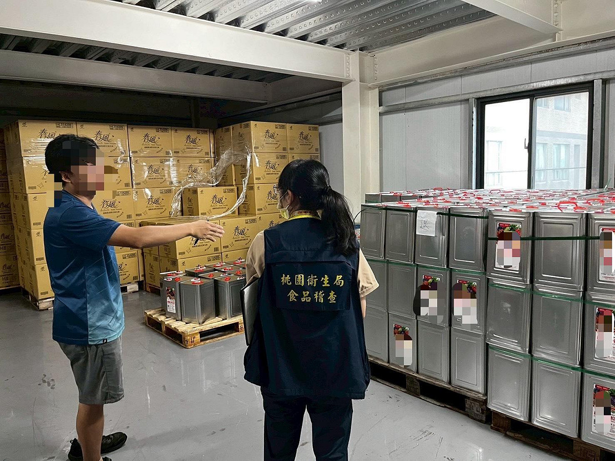 張善政說，截至昨（14）日為止，市府已查核桃園市逾1,214家業者，回收問題油品逾3萬3,000公斤，另查獲超過1萬3,000公斤問題油品已投入再製產品，累計處理油品總量超過4萬6,000公斤。 圖：桃園市政府提供