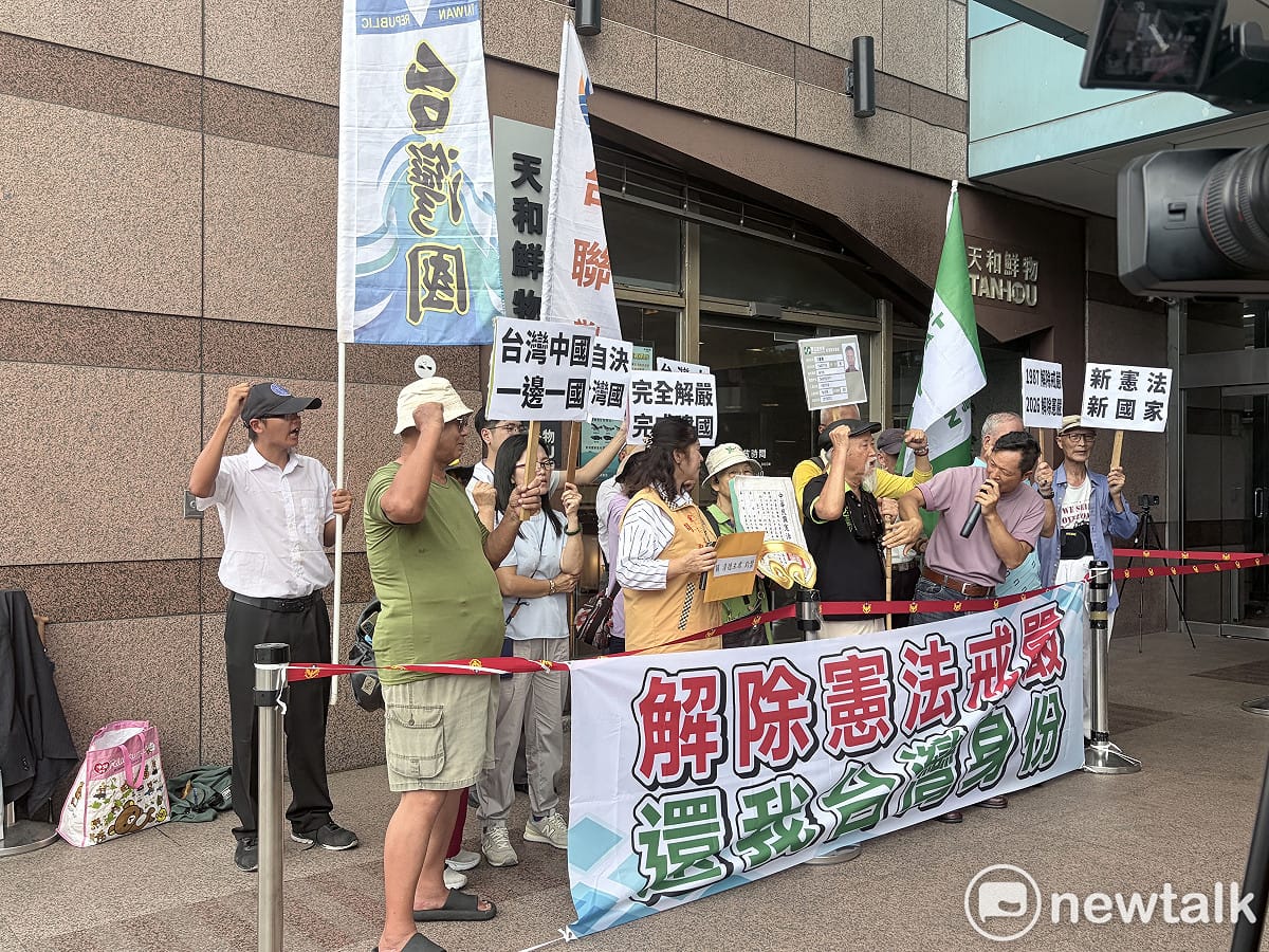 台灣國15日在民進黨中央黨部前呼籲民進黨政府應「回歸初衷」，勇敢推動憲政改革、解除憲法戒嚴，還給台灣人民真正的國家與身分。 圖：李宣萱/攝