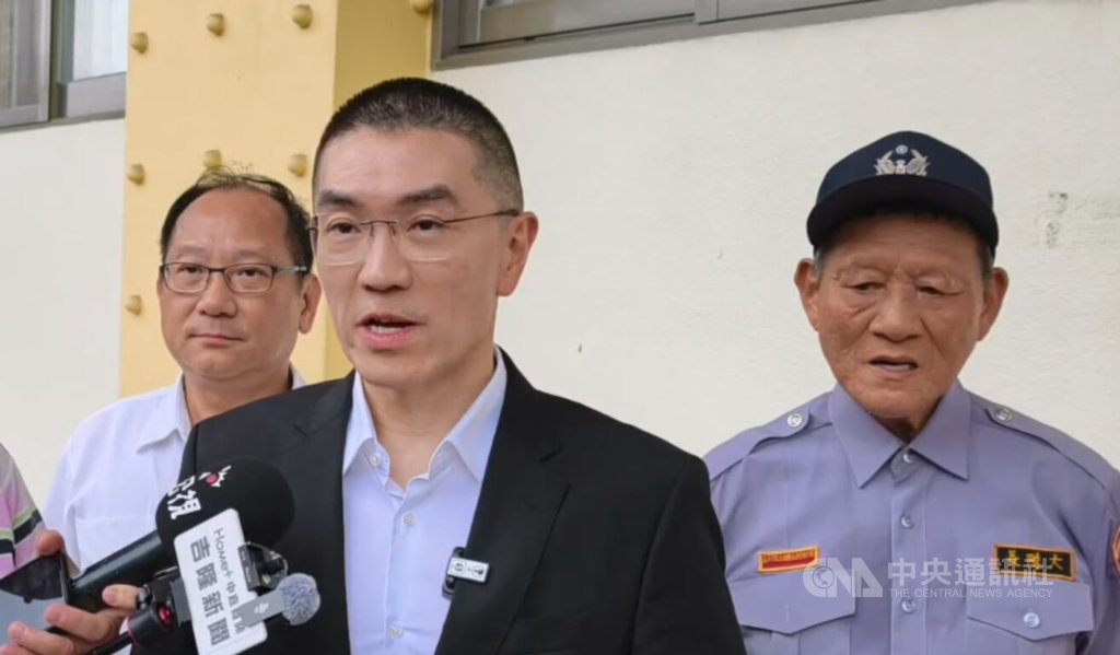 檢廉偵辦工程綁標及行賄公務員案，15日搜索基隆市政府。市長謝國樑（前）15日下午出席基隆市義勇警察大隊警力校閱受訪表示，「我想我們就不多做評論」，市府現在主要的工作就是積極配合調查。中央社記者王朝鈺攝　115年7月15日