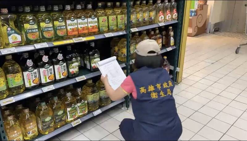 中聯致癌油案延燒全台，高雄市衛生局持續追查中聯油品流向。 圖：高雄市衛生局提供