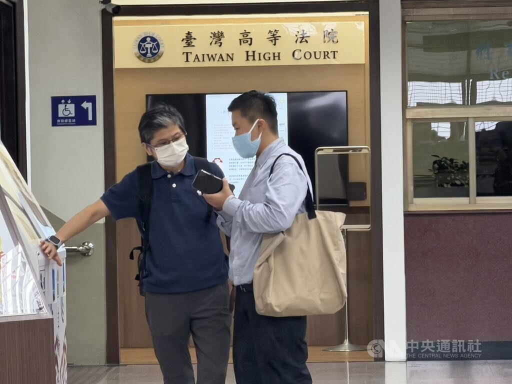 民進黨台北市議員陳怡君涉詐領助理費、收賄，一審依貪污罪判刑7年10月；二審台灣高等法院15日開庭，被告、助理張惠霖（右）在庭上翻供不認收賄，表示當初為了交保才說不實的話。中央社記者劉世怡攝　115年7月15日