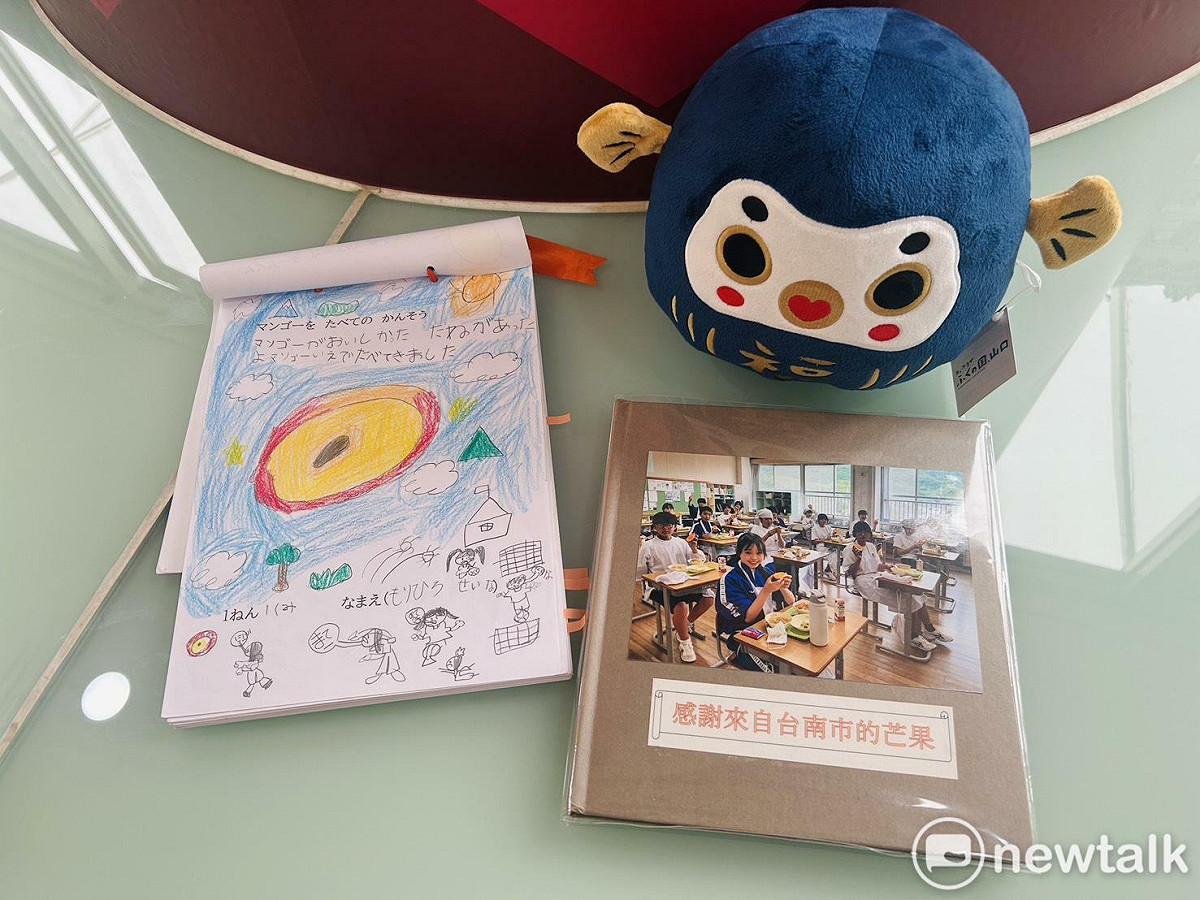 台南市長黃偉哲日前致贈台南愛文芒果給山口縣防府市的學生作為營養午餐享用，而孩子們為了表達謝意，特別親手製作感謝畫冊，並整理品嘗芒果時的照片集，裡面滿滿的都是孩子們品嘗後滿足的笑容。 圖：台南市政府提供