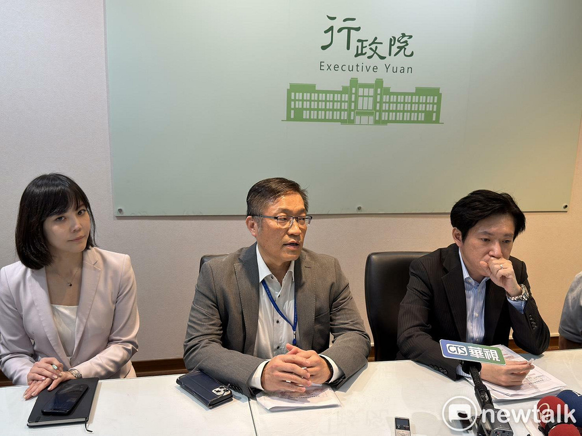 財政部明天將在行政院會報告「青年安心成家購屋優惠貸款3.0方案」，行政院秘書長張惇涵、財政部國庫署署長陳柏誠(中)和行政院發言人李慧芝今天傍晚在行政院記者室說明其年齡限制、房屋總價、貸款寬限期、婚育家庭放寬貸款上限等內容。 圖：謝莉慧/攝