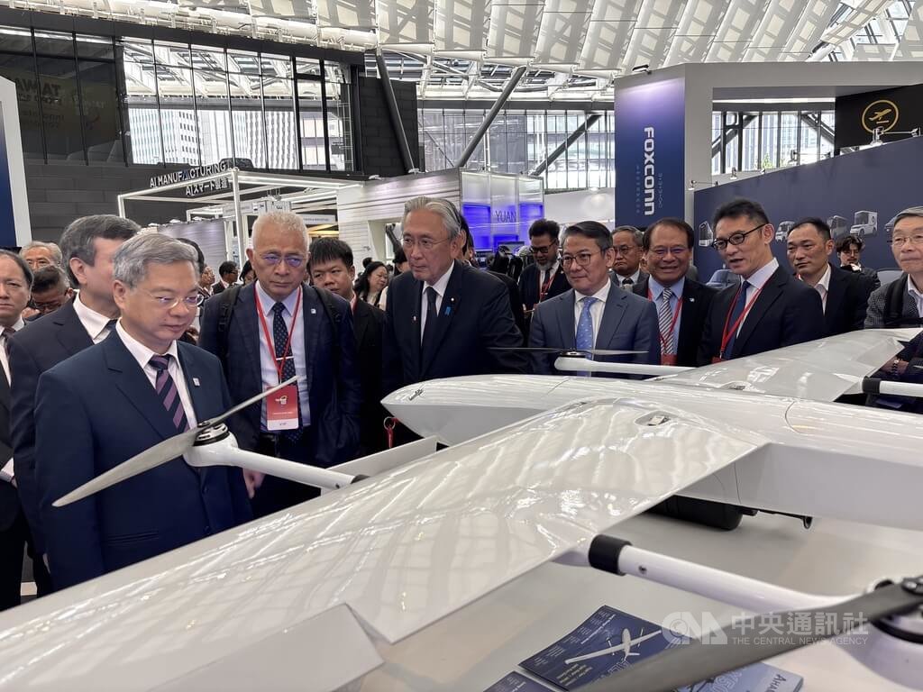 2026日本台灣形象展15日在東京新宿開幕，台灣無人機業者其昜科技展示自主研發的長航程無人機，主打低可偵測性、防水性能及100%台灣製造，希望拓展日本市場。 圖：中央社