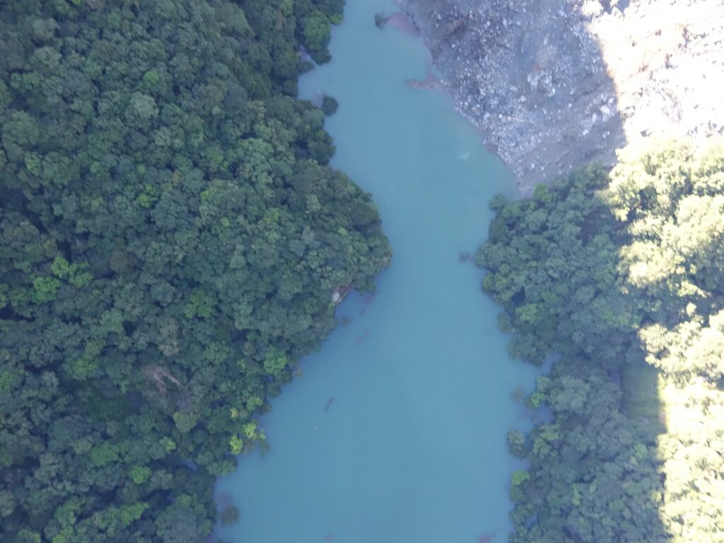 花蓮萬里溪堰塞湖距溢流口僅1.04公尺，最快明早蓄滿溢流，林保署今下午恐正式發布紅色警戒。(圖為資料照) 圖：林保署花蓮分署 / 提供
