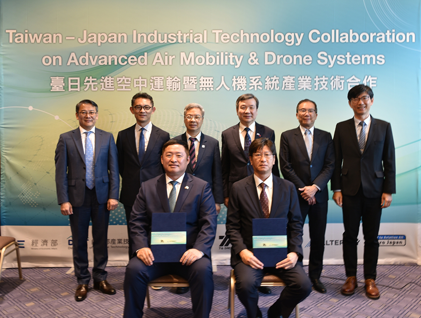 新樂飛與日本物流無人機業者AlterSky合作導入大型物流無人機商業化。前排左起為新樂飛董事長許新勝、AlterSky社長成松敏男；後排左起為經濟部國際貿易署長劉威亷、產業技術司司長郭肇中、經濟部長龔明鑫、駐日大使李逸洋、行政院政務委員馬永成及產業發展署長邱求慧共同見證。 圖：經濟部提供