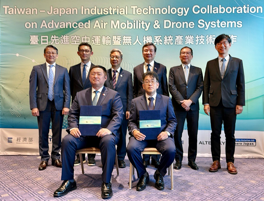 新樂飛與日本無人機應用服務業者AeroJapan合作，開發可應用於鳥獸害防治等領域的訓練型無人機產品。前排左起為新樂飛董事長許新勝、AreoJapan社長志村伊織；後排左起為經濟部國際貿易署署長劉威亷、產業技術司司長郭肇中、經濟部長龔明鑫、駐日大使李逸洋、行政院政務委員馬永成及產業發展署長邱求慧共同見證。 圖：經濟部提供