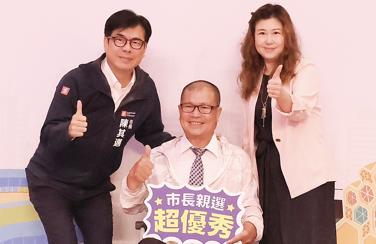 林龍憲(中)在女兒陪同下與陳其邁(左)合影。 圖：高雄市教育局/提供