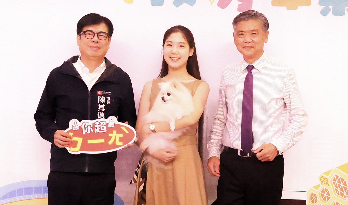 王歆詠(中)與陳其邁(左)合影，今年暑假她將捐出一頭烏黑秀髮幫助癌症病友。 圖：高雄市教育局/提供