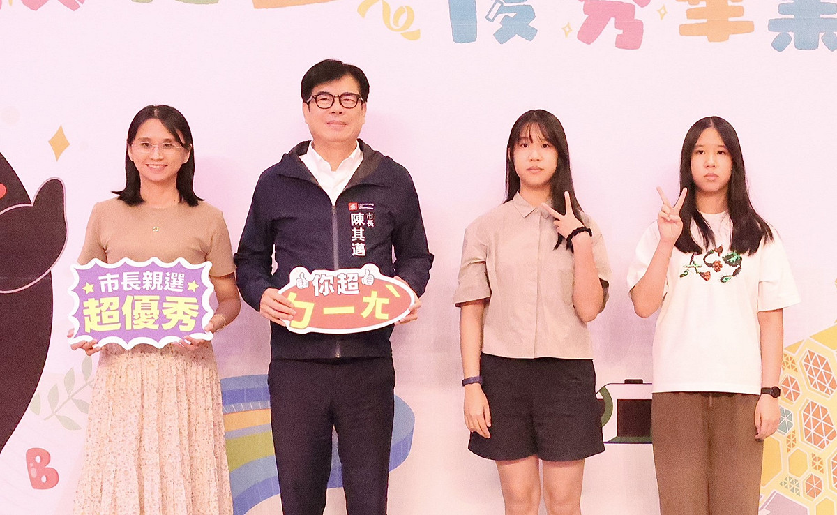 陳其邁(左二)與三民國中市長獎得主曾渝睿(右二)。 圖：高雄市教育局/提供