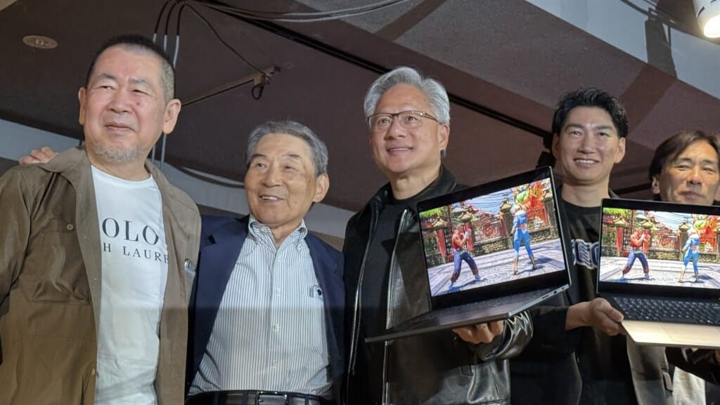 黃仁勳（中）與SEGA代表取締役會長CEO里見治紀（右2）、代表取締役社長COO內海州史（右1）、「VR快打」（Virtua Fighter）創作者鈴木裕（左1）及前社長入交昭一郎（左2）在孕育無數街機回憶的發源地秋葉原，共同慶祝輝達與SEGA合作30年的里程碑。 圖：取自輝達網頁