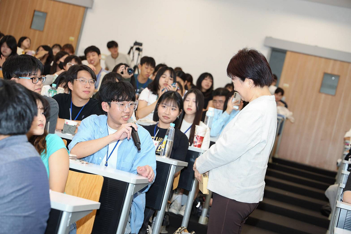 盧秀燕台大開講接受學生提問。 圖：台中市政府／提供
