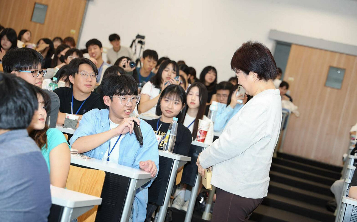 （影）台大學生辛辣提問 盧秀燕：不盲目跟隨中央 綠營稱台中兩年沒驗