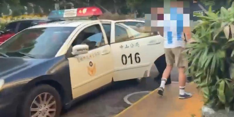 阿根廷取勝後，55歲譚姓男子施放彩色煙霧棒慶祝，被警方依社維法帶回。 圖：翻攝畫面