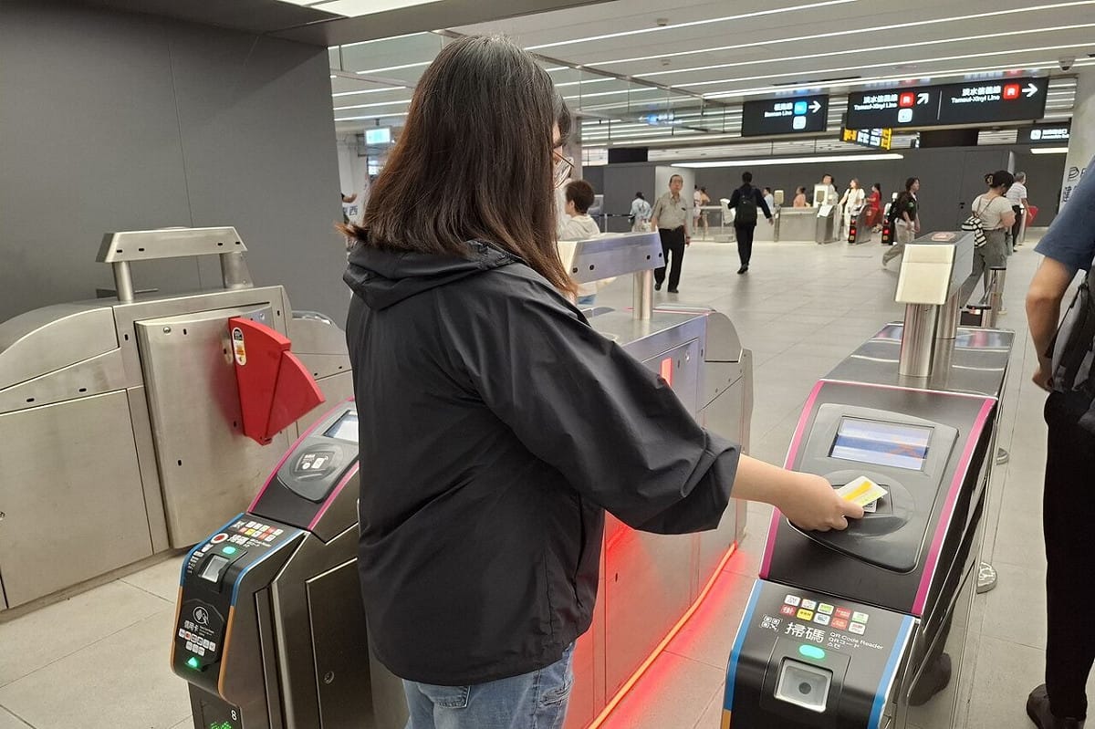 捷運閘門亮起「紅燈閃爍」並伴隨警示音，是因為旅客持有的票卡感應異常或未刷卡，卻強行通過。 圖：台北捷運公司／提供