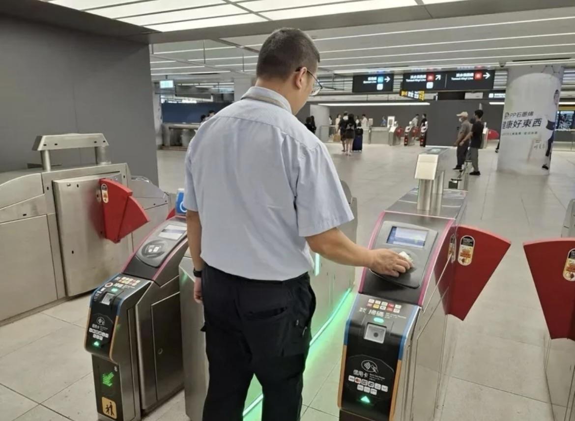 台北捷運進站時出現綠燈代表系統運作與通行狀態一切順利。 圖：台北捷運公司／提供