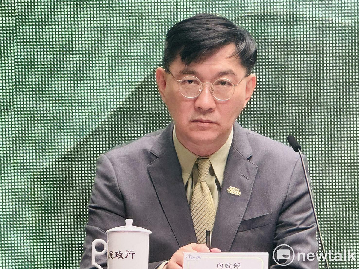 行政院會今（16）日通過《都市危險及老舊建築物加速重建條例》及《都市更新條例》修正草案，將函請立法院審議。圖為內政部次長董建宏。 圖：謝莉慧/攝
