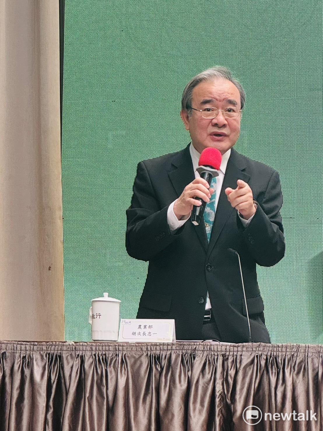 農業部次長胡忠一今（16）天列席行院會後記者會說明花蓮萬里溪堰塞湖現況及因應措施。 圖：謝莉慧/攝