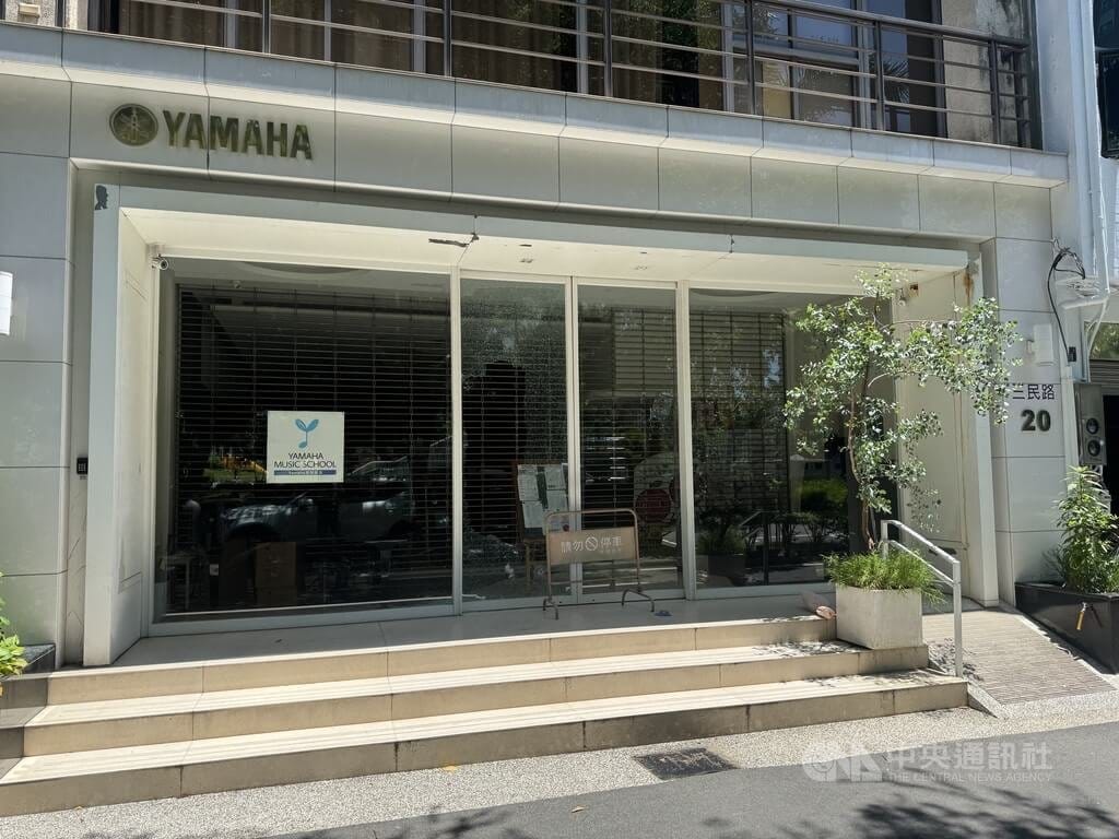國立陽明交通大學林姓教授日前在新竹市某音樂教室持藍波刀砍殺連襟、紀姓店長致死。音樂教室公告，目前暫停營業至7月24日。中央社記者魯鋼駿攝　115年7月16日