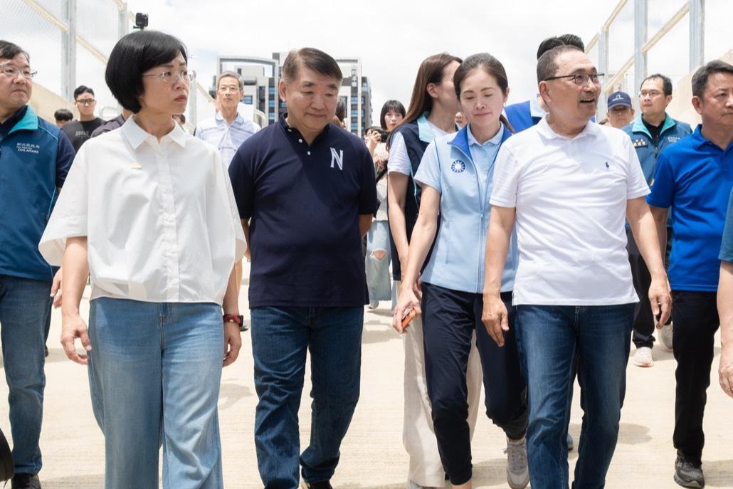 新北市長候選人、立法委員蘇巧慧今（16）日和新北市長侯友宜同框，她當面感謝侯友宜市長率領的新北市府團隊協助施作，中央地方齊心協力，共同提升地方防洪排水效能。 圖：蘇巧慧辦公室提供