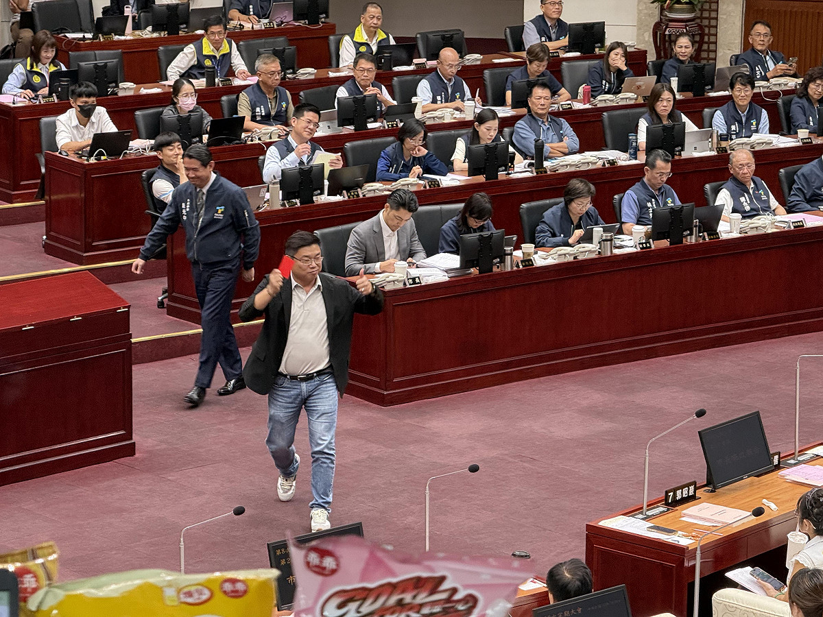 民進黨台北市議員陳賢蔚送上一張紅牌。 圖：周煊惠 / 攝