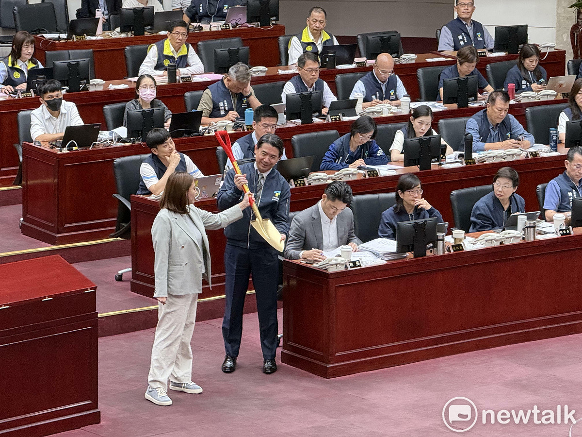 民進黨台北市議員何孟樺送市長蔣萬安一把鏟子。 圖：周煊惠 / 攝