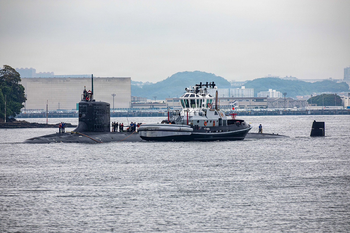 美國海軍維吉尼亞級快速攻擊核潛艦「蒙大拿號（SSN-794）」訪問日本橫須賀。圖為拖船協助靠泊作業。 圖：翻攝「X」@USPacificFleet