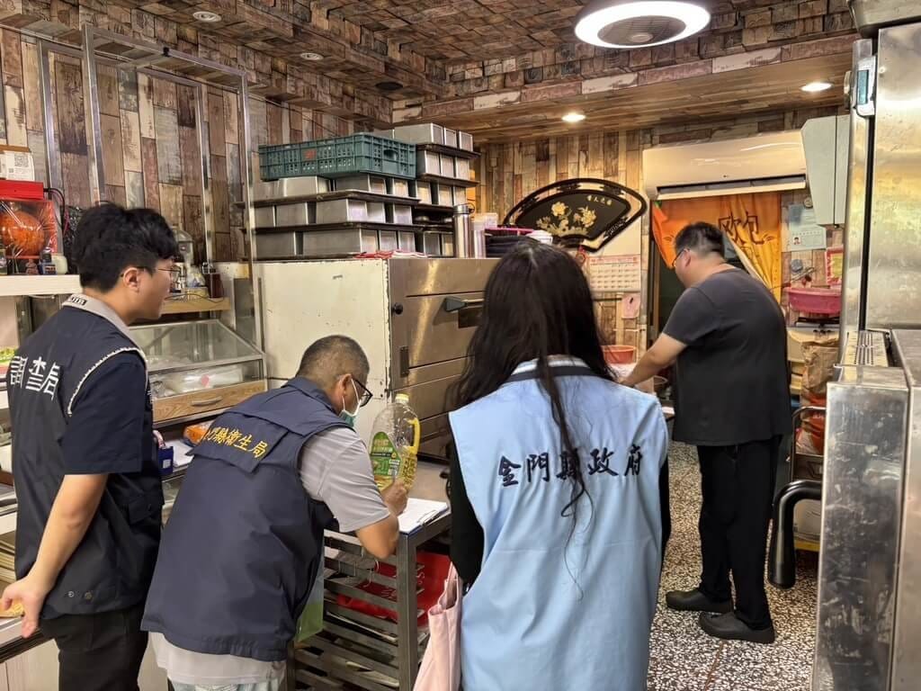 針對中聯問題油品事件，金門縣衛生局表示，15日會同消保官及法務部調查局福建省調查處查核金門縣販售通路、餐飲業及食品攤商等，未發現相關問題產品販售及使用問題批號油品。（金門縣衛生局提供）中央社記者吳玟嶸傳真　115年7月16日