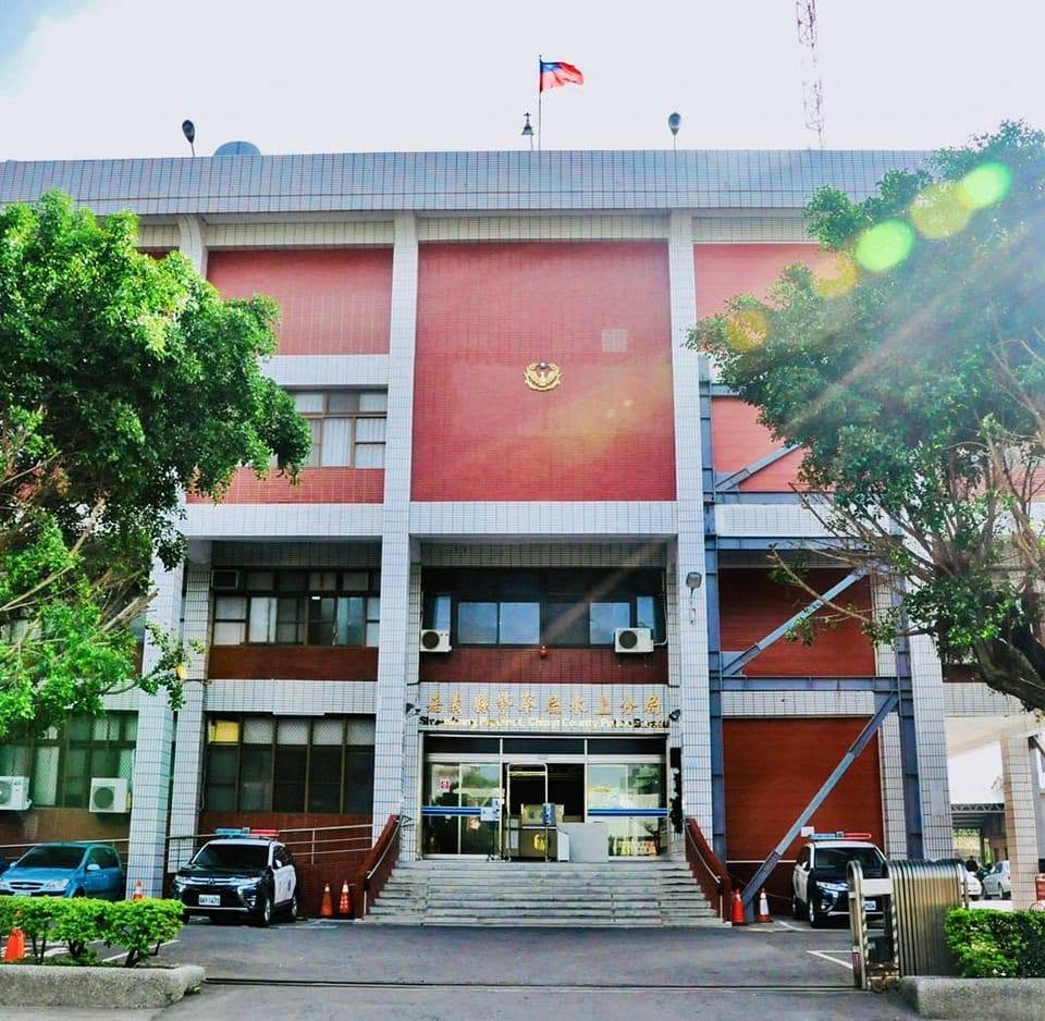 水上分局第二組組長劉大賺被造謠虛報加班費，本人在貼文下方聲明提告。 圖：翻攝自水上分局臉書