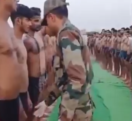 海格塞斯曾考察印度軍隊對睪丸大小的嚴格檢查，並對印度軍隊的戰鬥力表示讚賞。 圖：翻攝自 X @HXR001