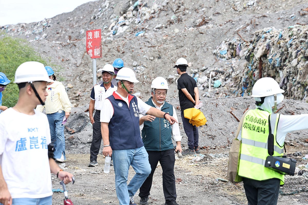 針對網路流傳台南市政府趁颱風前「偷排黑水」等不實指控，台南市環保局今日下午召開城西掩埋場現地會勘說明，嚴正駁斥偷排的不實謠言，並強調城西掩埋場依法僅掩埋一般生活垃圾，並未掩埋事業廢棄物。 圖：台南市政府提供