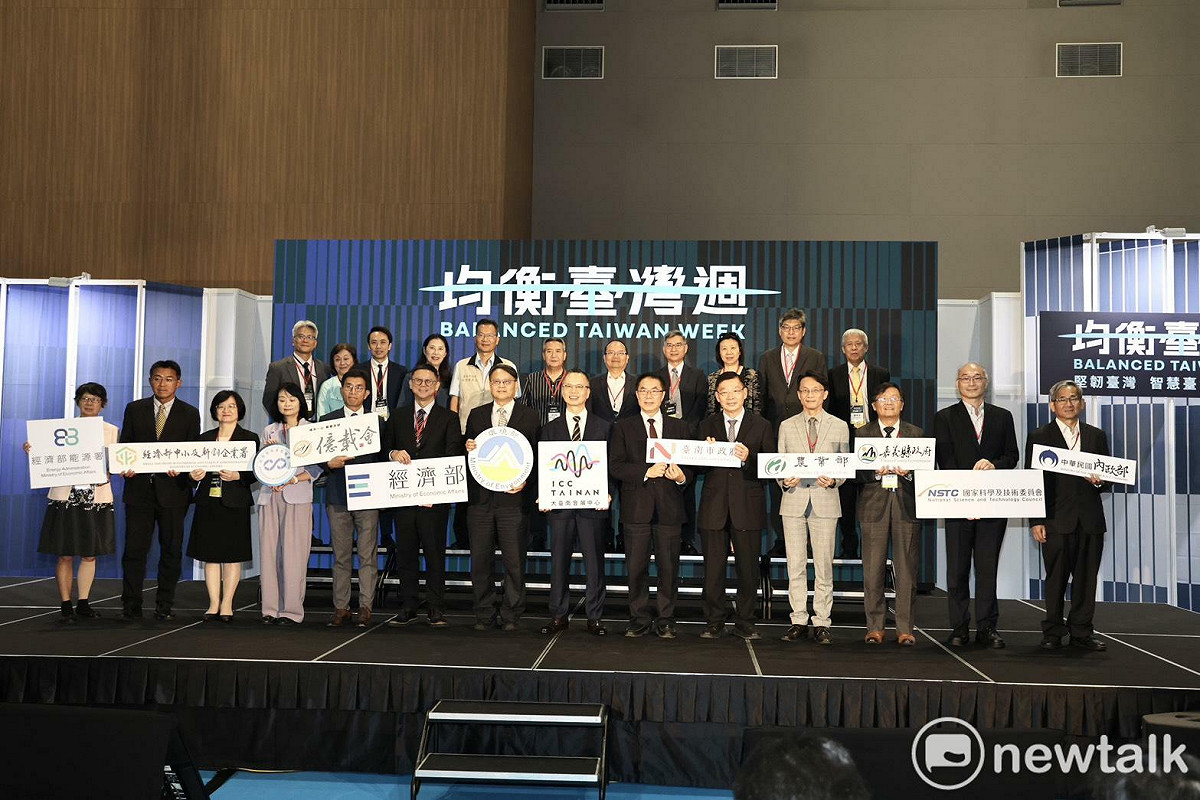 「2026均衡台灣週」今日起至18日於大台南會展中心登場，台南市長黃偉哲今日出席開幕式，代表市府感謝主辦單位及參展夥伴長期支持台南產業發展。 圖：台南市政府提供