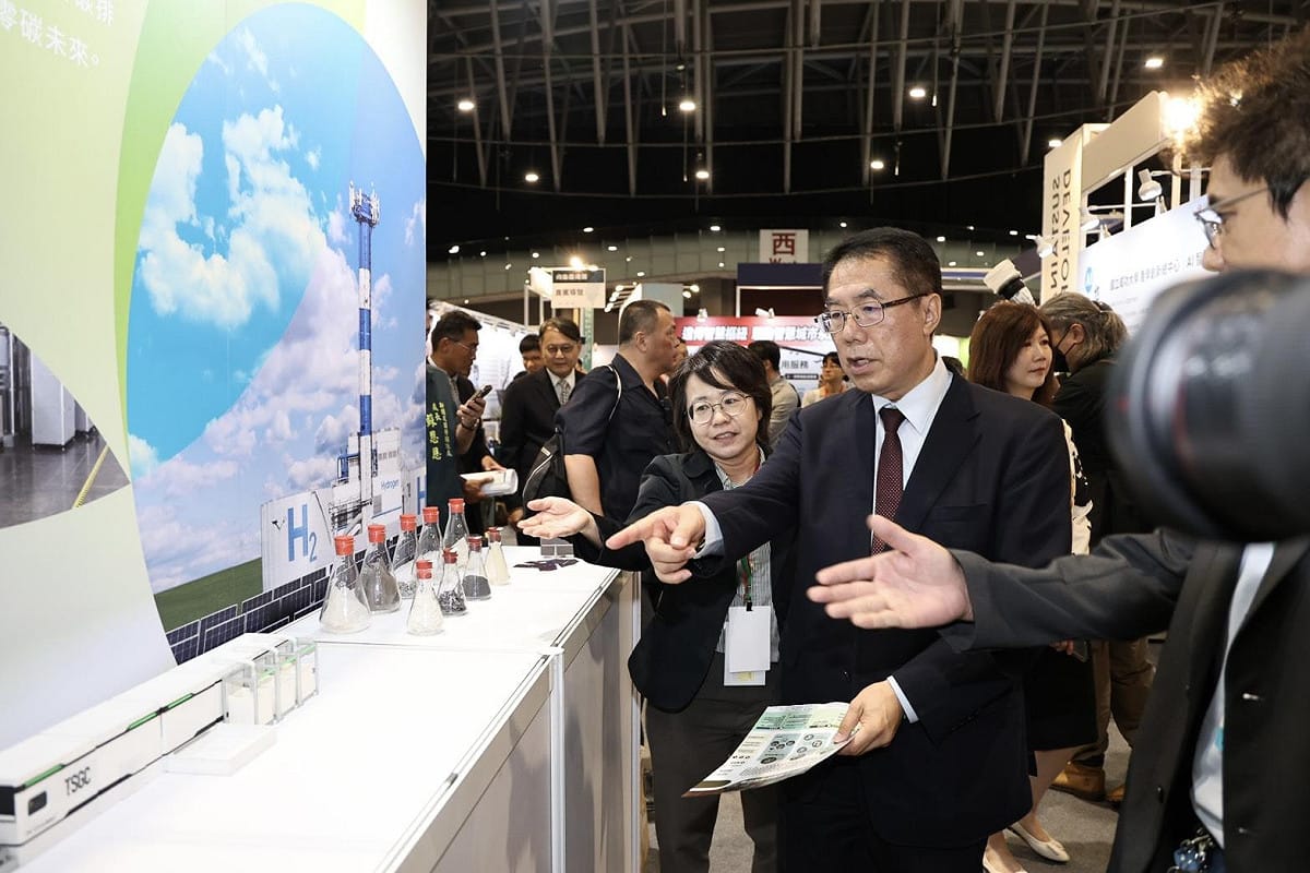 「2026均衡台灣週」今日起至18日於大台南會展中心登場，台南市長黃偉哲今日出席開幕式，代表市府感謝主辦單位及參展夥伴長期支持台南產業發展。 圖：台南市政府提供