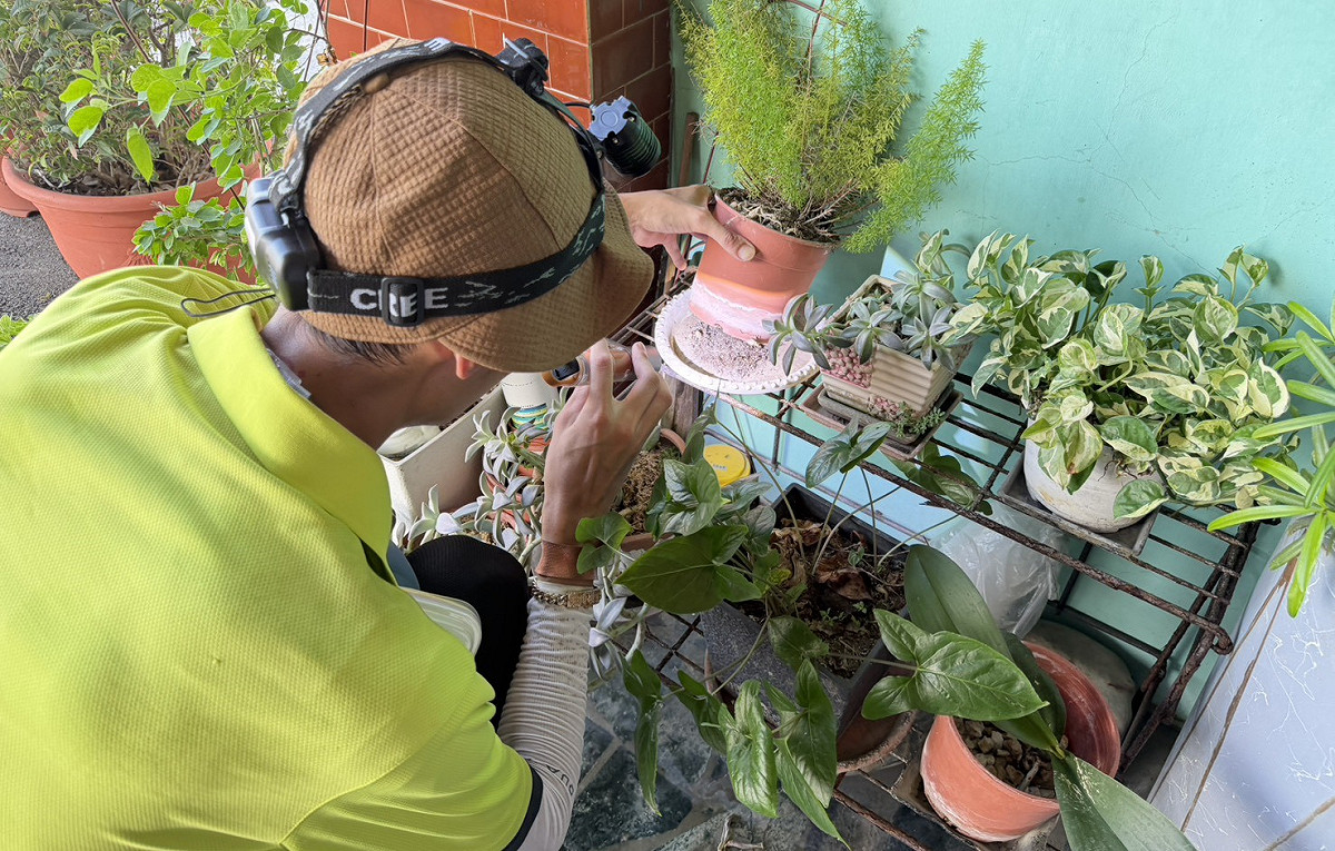 高市防疫團隊針對境外個案居住地周邊執行周邊環境孳檢作業。 圖：高雄市衛生局/提供
