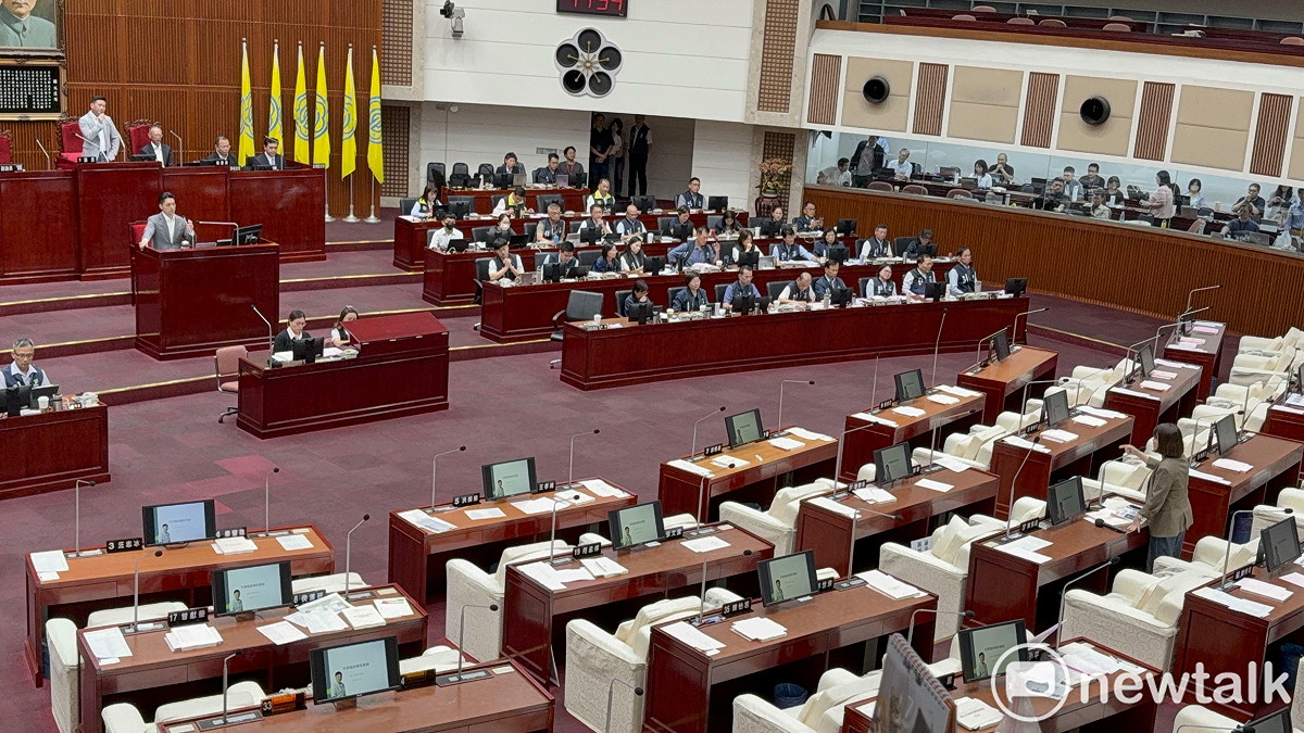 台北市長蔣萬安與民進黨台北市議員簡舒培今天在議場高聲互罵。 圖：周煊惠 / 攝