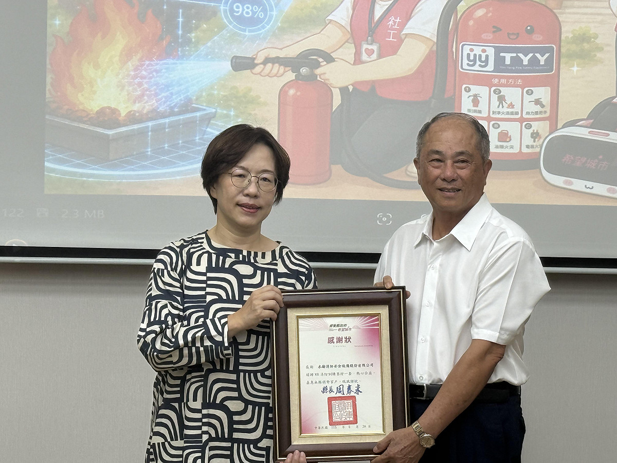 屏縣府社會處長劉美淑(左)頒發感謝狀給永揚消防安全設備有限公司董事長張來川(右)。 圖：屏東縣政府/提供