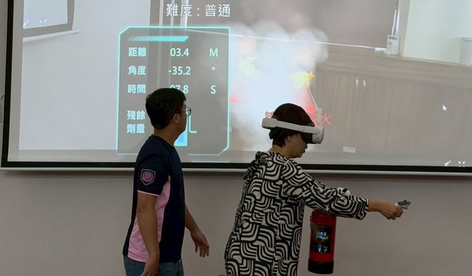 XR訓練器材協助機構人員建立正確防災觀念與避難技巧。 圖：屏東縣政府/提供