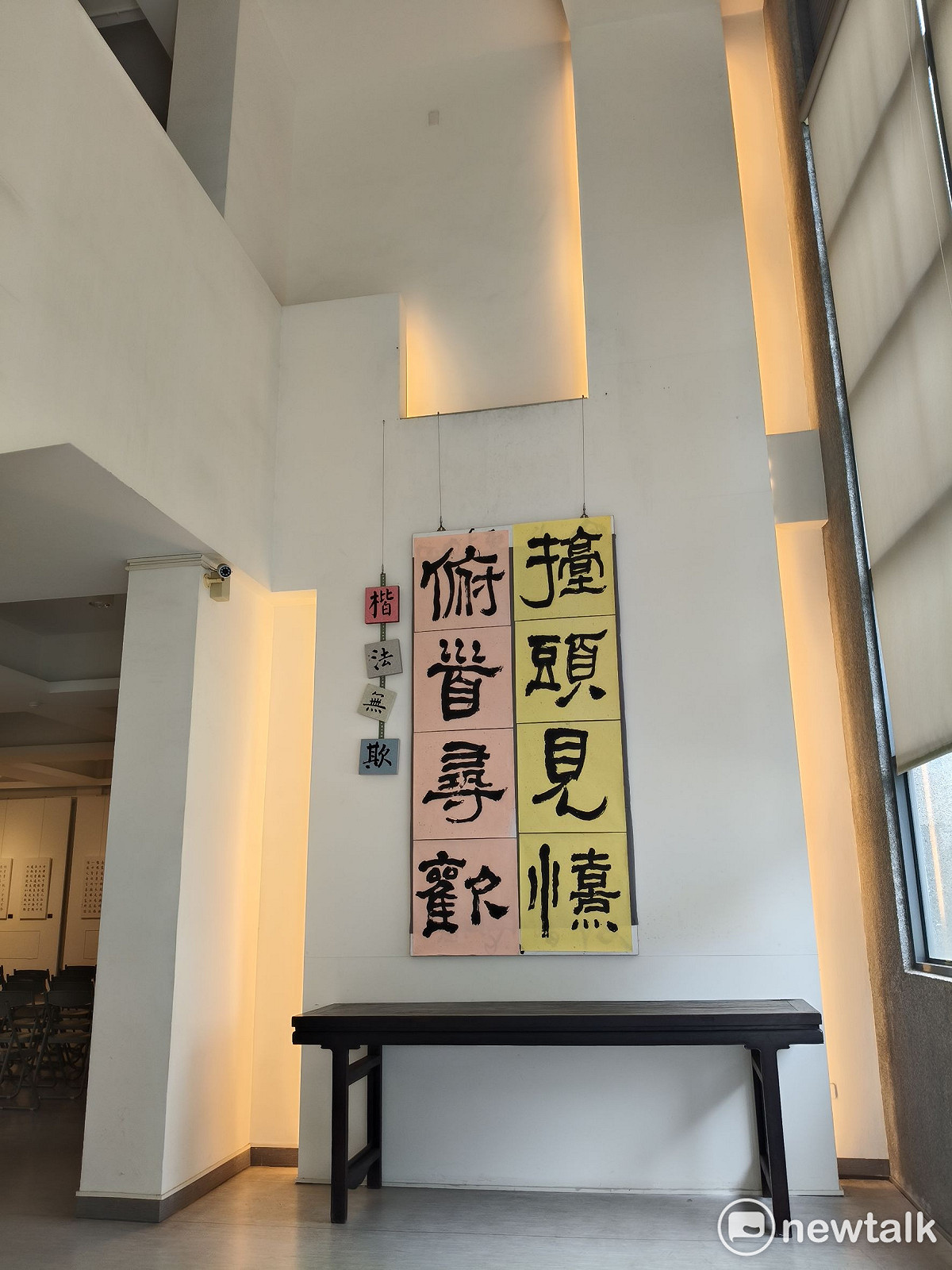 長期深耕書法教學的「雲心草堂」，特自7/16至 8/6在明宗書法藝術館舉辦「楷法無欺 雲心草堂師生書法展」，透過多元書體與創作形式，完整呈現學員從楷書扎根、進而拓展各體的學習歷程，也為當前書法教育提供一個可行的實踐模式。 圖：黃博郎／攝