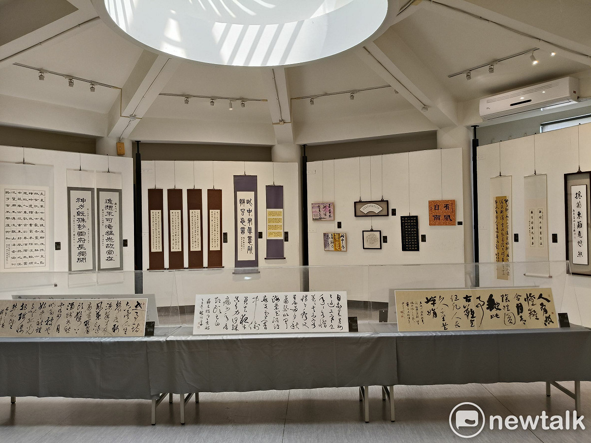 長期深耕書法教學的「雲心草堂」，特自7/16至 8/6在明宗書法藝術館舉辦「楷法無欺 雲心草堂師生書法展」，透過多元書體與創作形式，完整呈現學員從楷書扎根、進而拓展各體的學習歷程，也為當前書法教育提供一個可行的實踐模式。 圖：黃博郎／攝