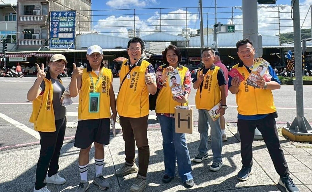 薛兆基(左三)在競選團隊陪同下第四度拜訪哈囉市場。 圖：薛兆基競總/提供