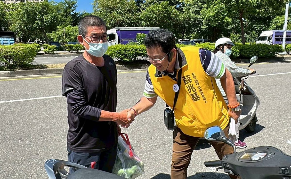 薛兆基(右)在掃街的同時，也傾聽地方民意。 圖：薛兆基競總/提供