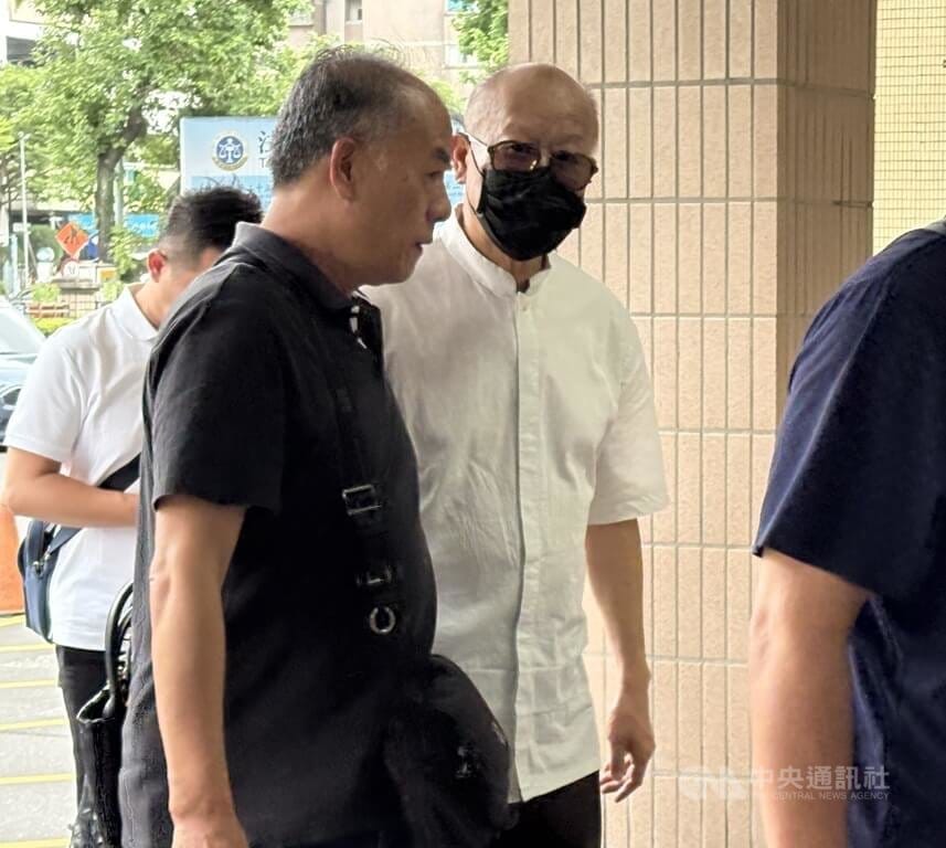 嘉義縣議長張明達（後戴口罩）涉收受名牌衣帽等，替電台主持人施壓衛生局降低罰鍰金額，被依貪污治罪條例起訴。張明達16日下午被傳喚出庭。中央社記者曹亞沿攝　115年7月16日