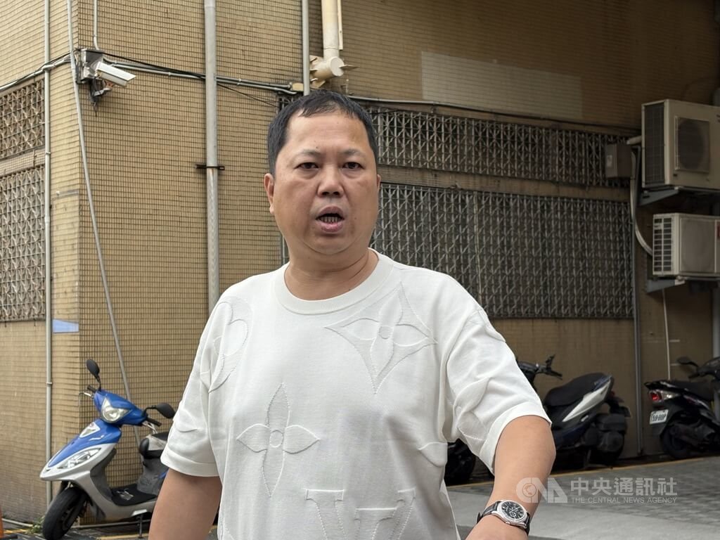 電台主持人劉家宏（圖）涉賣假藥遭嘉義縣衛生局裁罰，涉行賄嘉義縣議長張明達協助降低罰鍰金額。劉家宏16日在新北地院出庭否認犯罪。中央社記者曹亞沿攝　115年7月16日