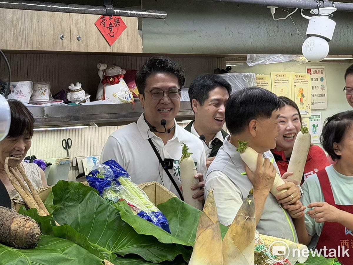 沈伯洋到西湖市場拜票，店家致贈菜頭，預祝好彩頭。 圖：高逸帆／攝