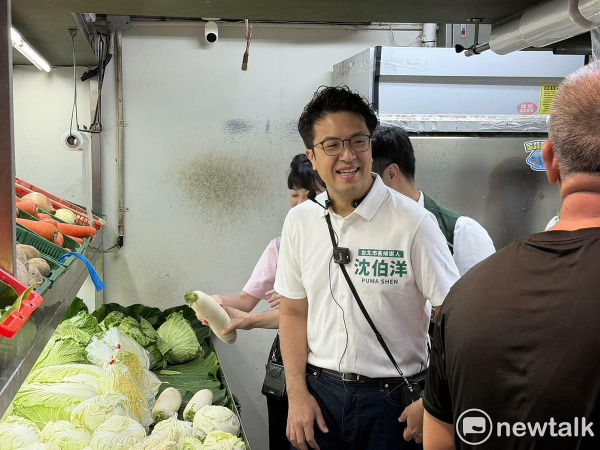 但沈伯洋跟高嘉瑜不好意思，拍完照後默默放回去。 圖：高逸帆／攝