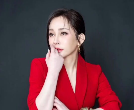 温嵐今年5月傳出因腎結石導致敗血性休克，一度住進加護病房，所幸經過15天的搶救後終於順利出院。 圖：翻攝自温嵐IG