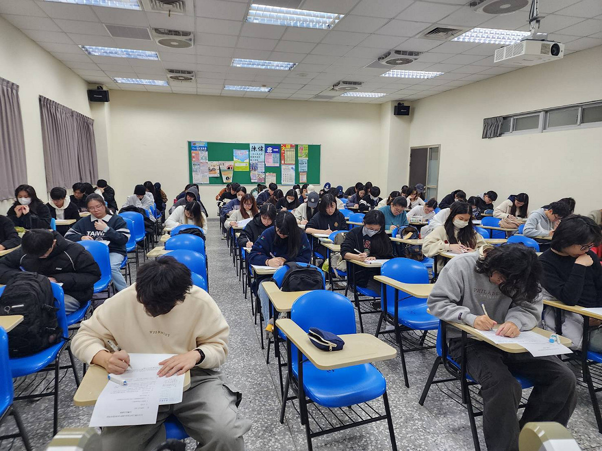 圖為陳儀深去年底所授課期末考的現場，他直言，可以顯示這麼大的班級，坐後面的同學若要做弊，真的是防不勝防。 圖：陳儀深/提供