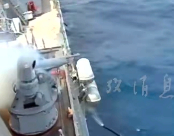 美軍伯克級驅逐艦使用艦載 Mk38 型 25 毫米鏈式速射砲實彈打靶時，突發炸膛事故，砲管爆炸後墜入海中。 圖 : 翻攝自參考消息