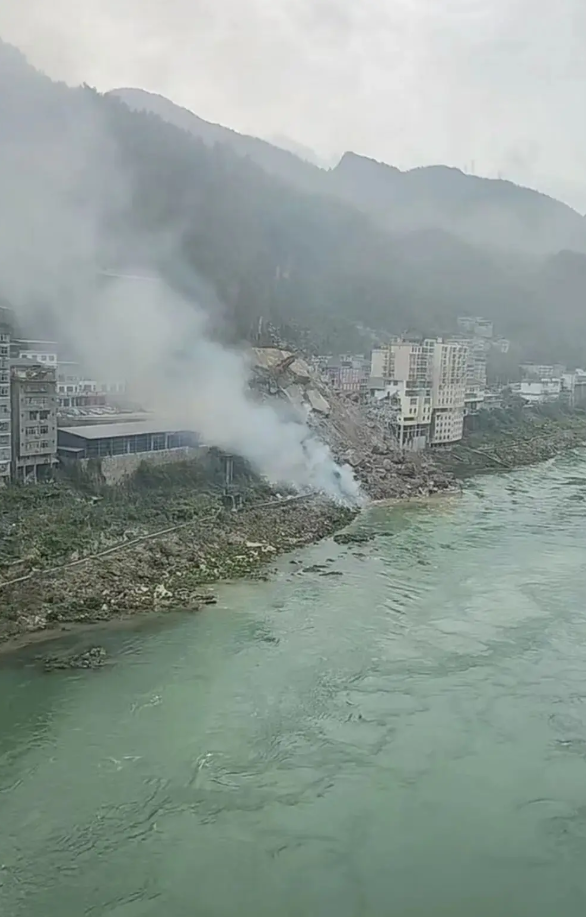 今（17）日上午 9 時左右，中國重慶市彭水苗族土家族自治縣漢葭街道烏江三橋附近發生山體崩塌，造成多棟民房受損，並傳出有人遭土石掩埋。 圖:翻攝自搜狐網
