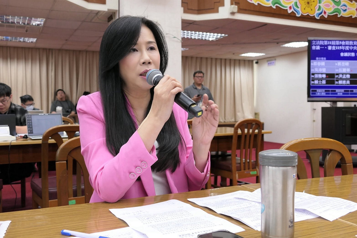 萬美玲（圖）遭控逼走處理霸凌案的老師，黃瓊慧批「自願離職」說完全在切割，李柏瑟呼籲，別再用「自願」兩字否定老師的委屈與傷口。 圖：取自萬美玲臉書（資料照）